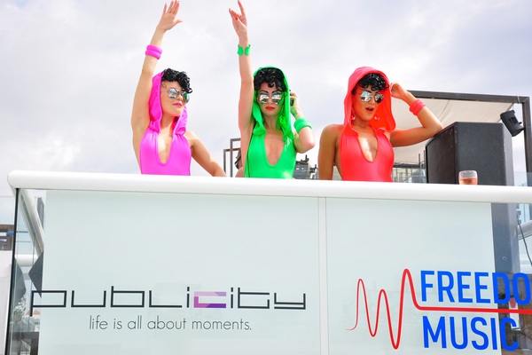 Publicity Sea The World In Colors